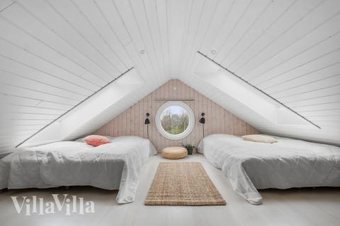 Noen av de 16 soveplassene i luksushus nr. 339 finnes på hems