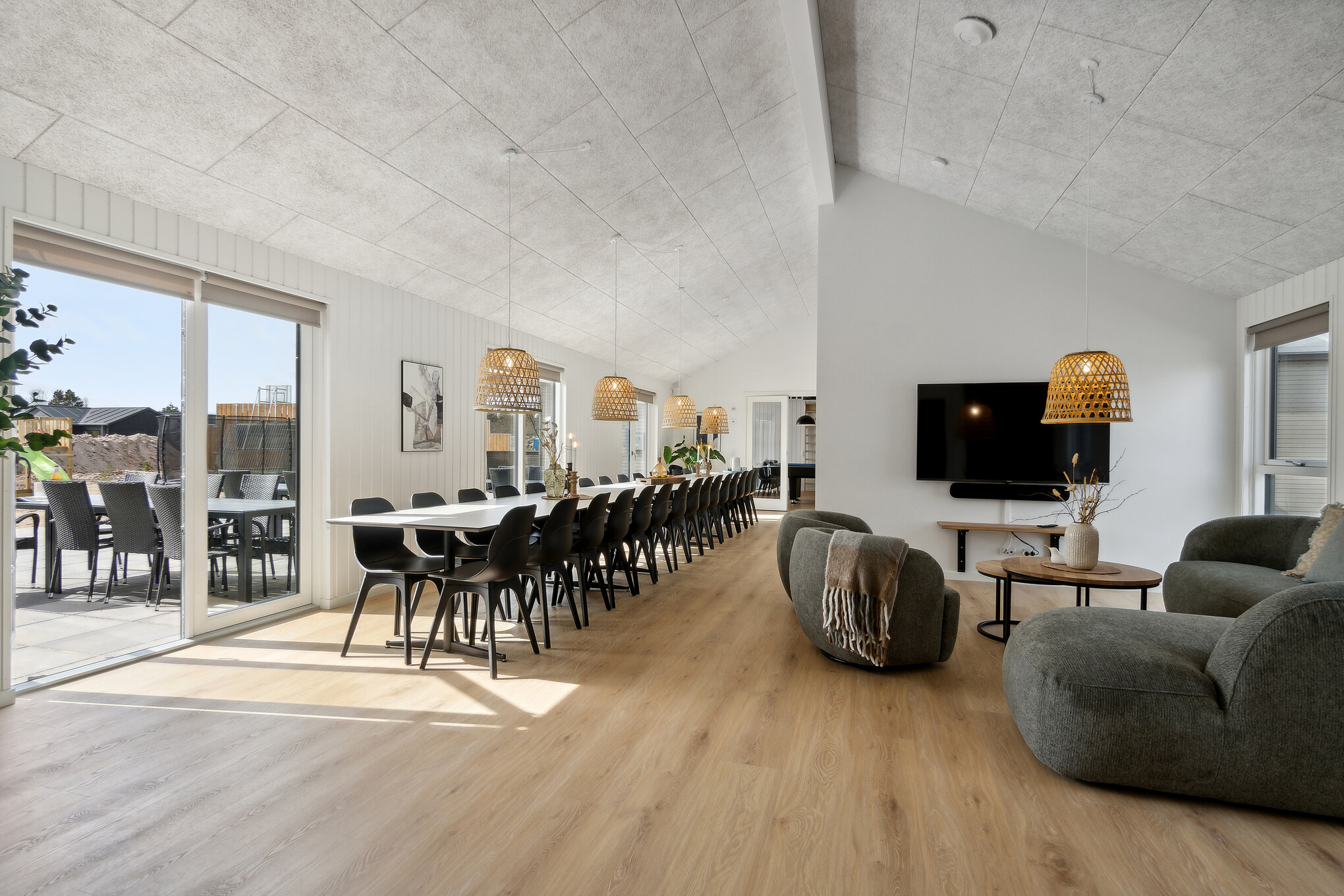 Sofaen i luksushus nr. 910 i Lolland/Falster/Møn er perfekt for å hygge seg med et brettspill eller se en film sammen.