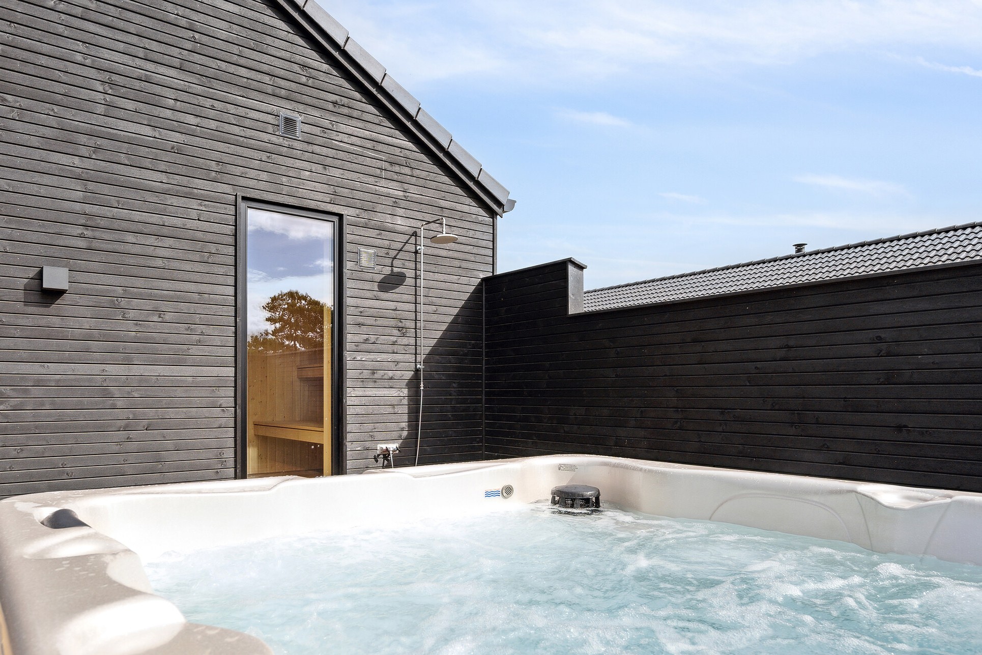 Nyt varmen i boblebadet i luksushus nr. 910 i Lolland/Falster/Møn
