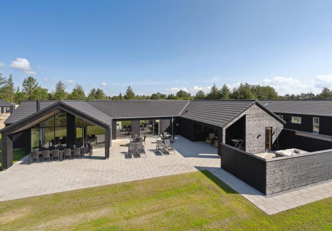 Dette lekre huset med svømmebasseng, nr. 698, med plass til 14 personer, ligger i Vestjylland
