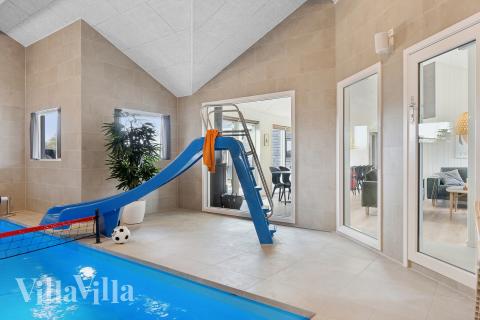 Feriehus 656 har et flott basseng med sklie, et stort innebygd boblebad og en badstue