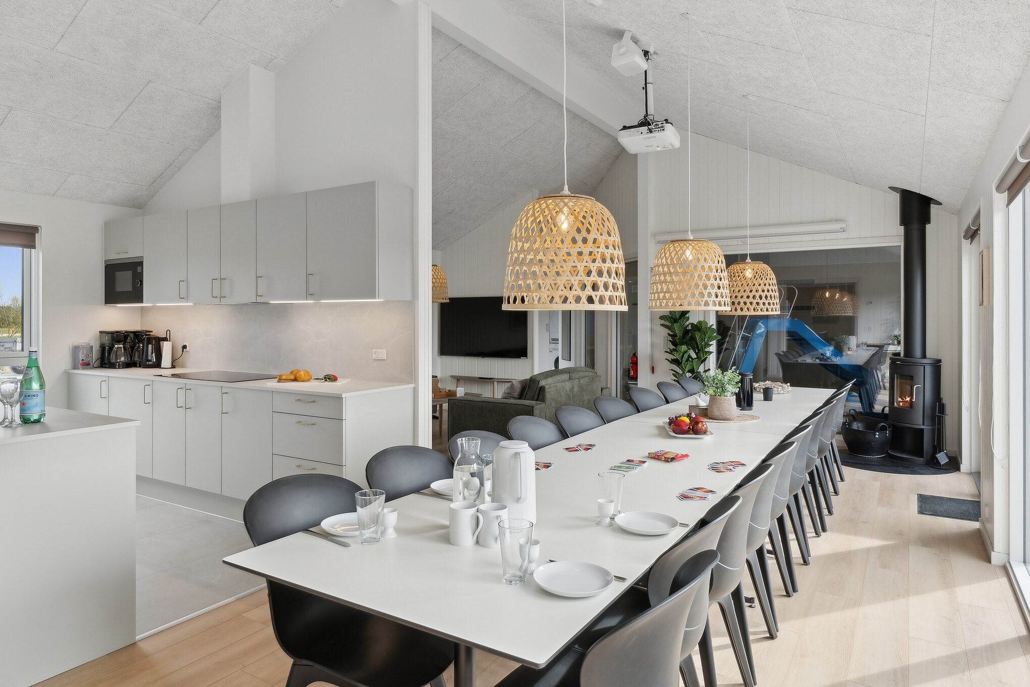 Det er plass til 20 personer i det store lyse oppholdsrommet i luksushus nr. 656.