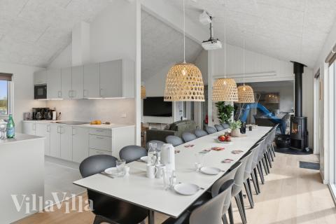 Det er plass til 20 personer i det store lyse oppholdsrommet i luksushus nr. 656.