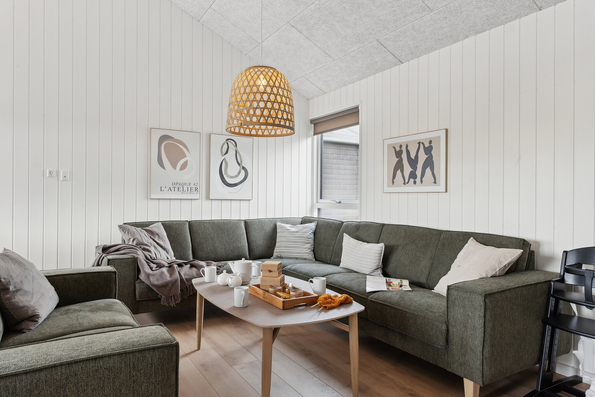 Sofaen i luksushus nr. 656 i Nordjylland er perfekt for å hygge seg med et brettspill eller se en film sammen.