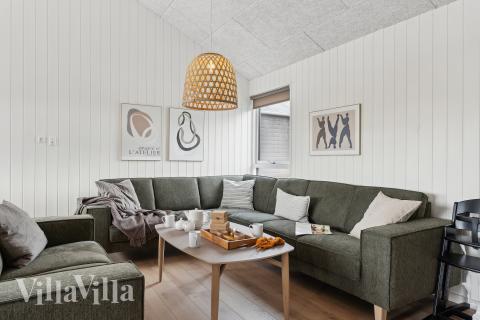 Sofaen i luksushus nr. 656 i Nordjylland er perfekt for å hygge seg med et brettspill eller se en film sammen.