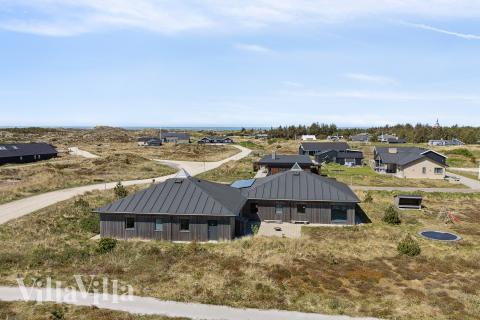 Dette lekre huset med svømmebasseng, nr. 607, med plass til 18 personer, ligger i Nordjylland