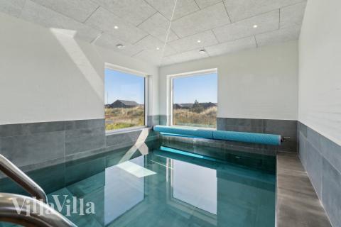 Feriehus 607 har et flott basseng med sklie, et stort innebygd boblebad og en badstue