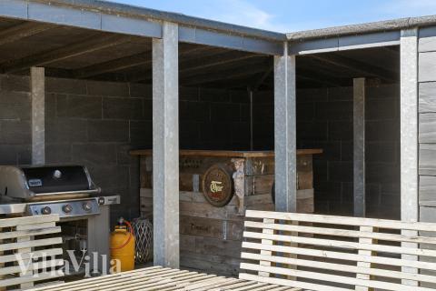 På terrassen i feriehus nr. 607 er det plass til 18 personer.