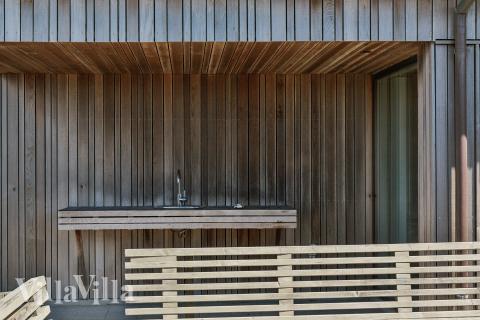 Nyt en grillkveld på terrassen i luksushus nr. 607 i Nordjylland