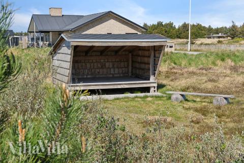 I det attraktive feriehuset nr. 607 i Nordjylland finnes det mengder av utendørsaktiviteter, som leketårn og huskestativ.