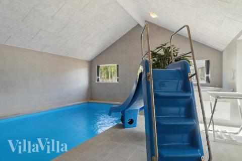 Feriehus 803 har et flott basseng med sklie, et stort innebygd boblebad og en badstue