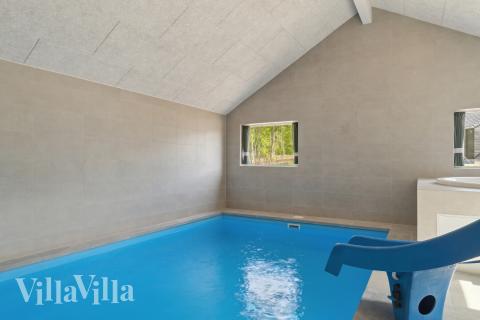 Det flotte bassenget i luksushus nr. 803 til 16 personer