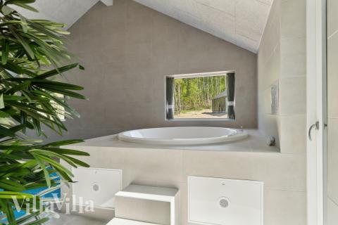 Nyt varmen i boblebadet i luksushus nr. 803 i Østjylland