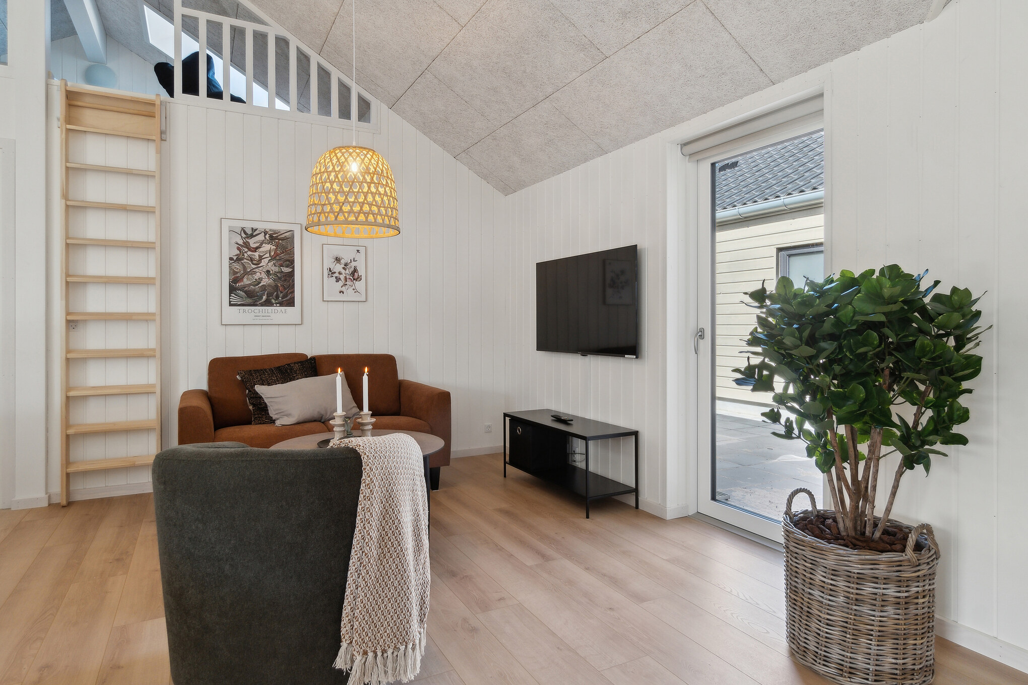I tillegg til alle aktivitetsmulighetene i husets bassengavdeling, kan du også spille biljard, bordtennis og dart i luksushus nr. 803