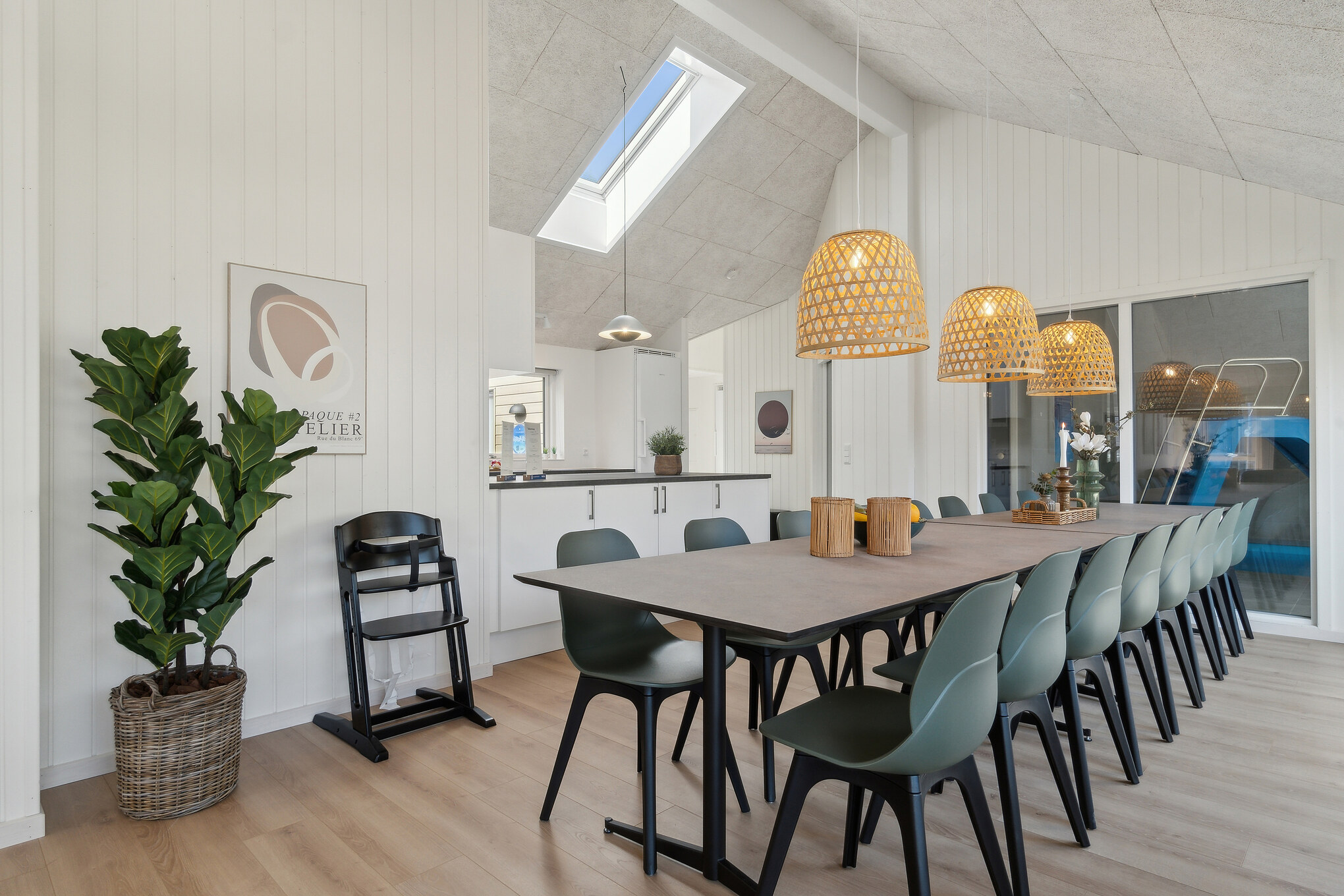 Det er plass til 16 personer i det store lyse oppholdsrommet i luksushus nr. 803.