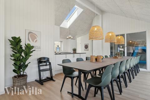 Det er plass til 16 personer i det store lyse oppholdsrommet i luksushus nr. 803.