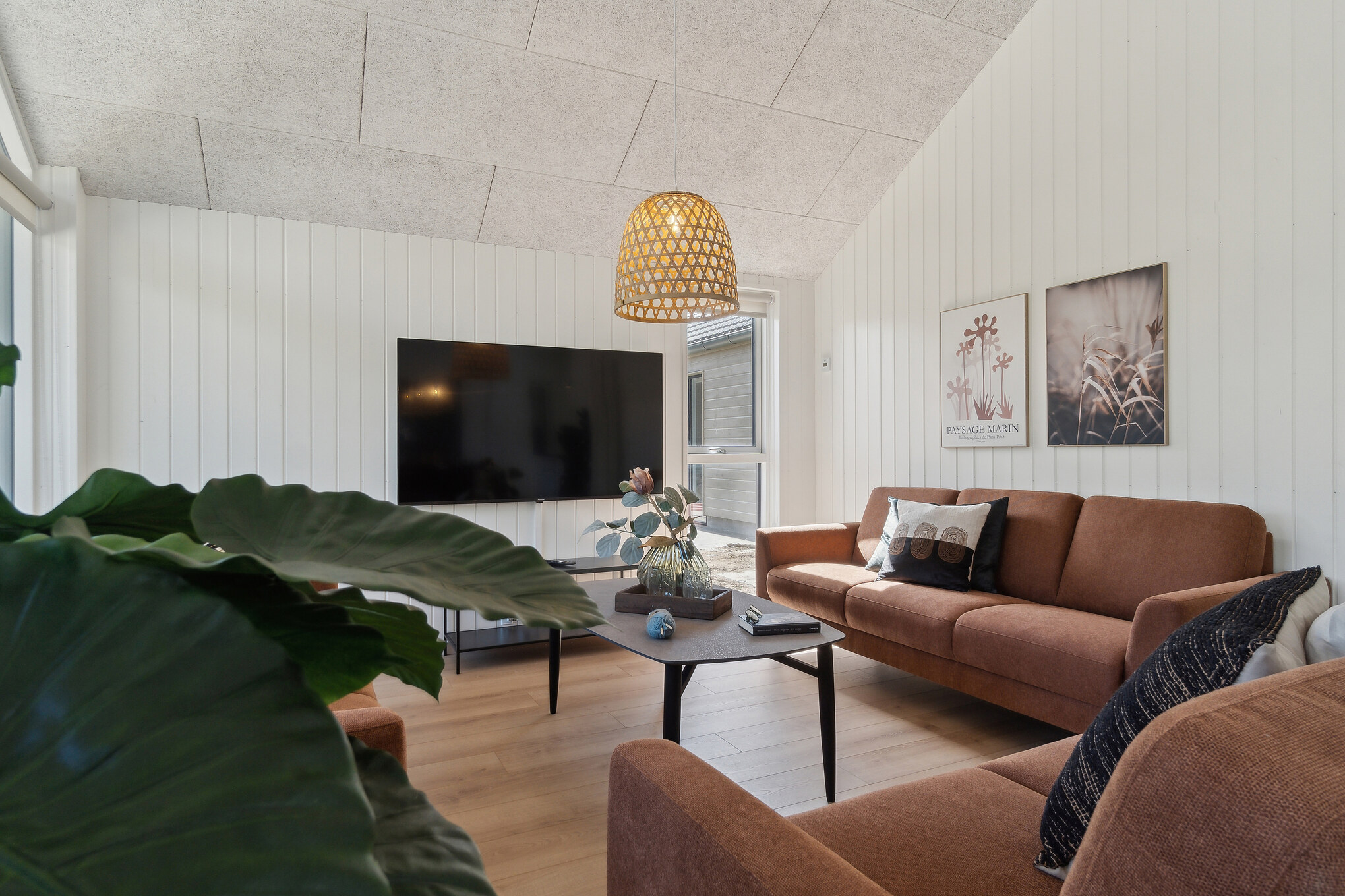 Sofaen i luksushus nr. 803 i Østjylland er perfekt for å hygge seg med et brettspill eller se en film sammen.