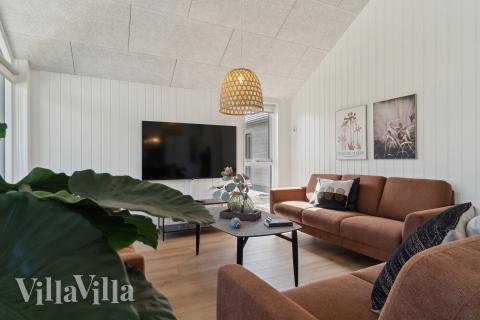 Sofaen i luksushus nr. 803 i Østjylland er perfekt for å hygge seg med et brettspill eller se en film sammen.