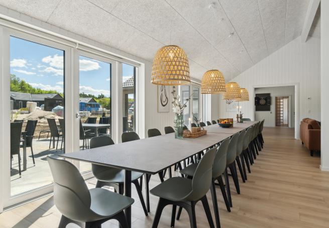 Det er plass til 26 personer i det store lyse oppholdsrommet i luksushus nr. 807.
