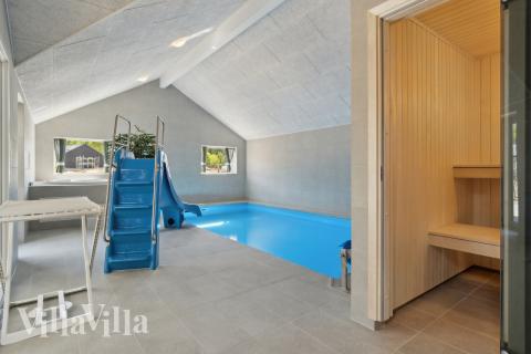 Feriehus 809 har et flott basseng med sklie, et stort innebygd boblebad og en badstue