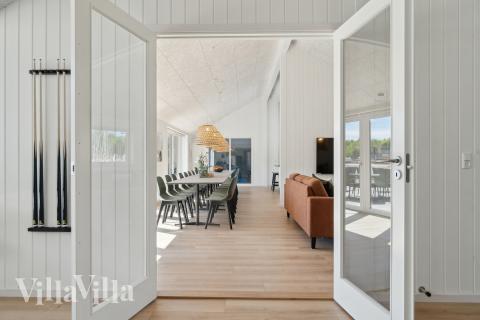 Det er plass til 24 personer i det store lyse oppholdsrommet i luksushus nr. 809.