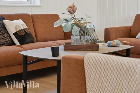 Sofaen i luksushus nr. 809 i Østjylland er perfekt for å hygge seg med et brettspill eller se en film sammen.