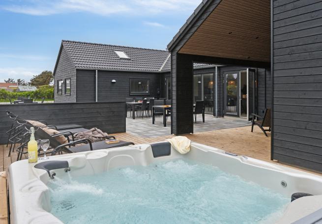 Nyt varmen i boblebadet i luksushus nr. 659 i Nordjylland