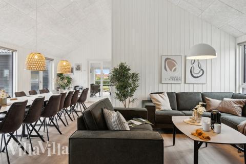 Sofaen i luksushus nr. 659 i Nordjylland er perfekt for å hygge seg med et brettspill eller se en film sammen.