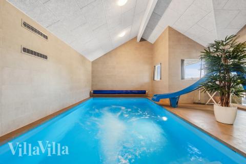 Feriehus 657 har et flott basseng med sklie, et stort innebygd boblebad og en badstue