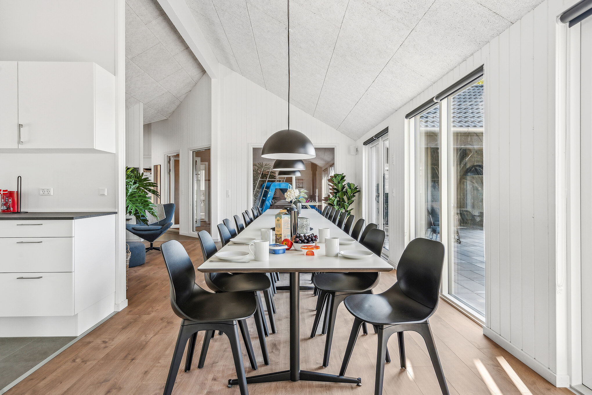 Det er plass til 20 personer i det store lyse oppholdsrommet i luksushus nr. 657.