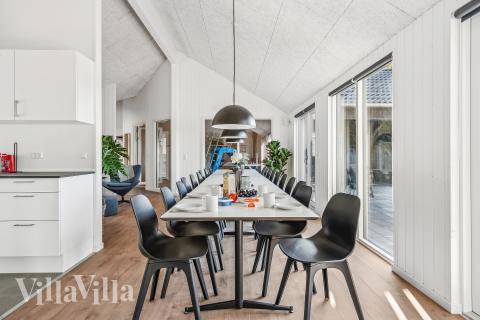 Det er plass til 20 personer i det store lyse oppholdsrommet i luksushus nr. 657.