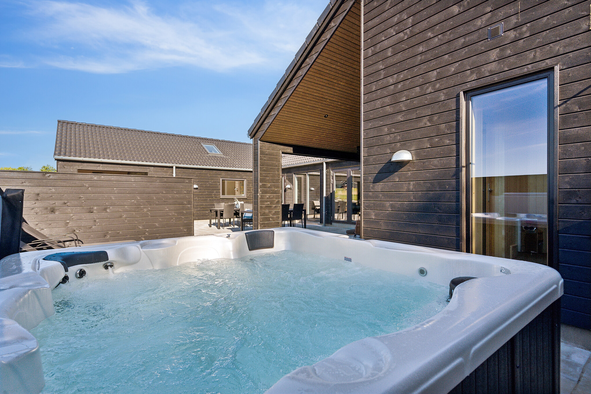 Nyt varmen i boblebadet i luksushus nr. 657 i Sydjylland