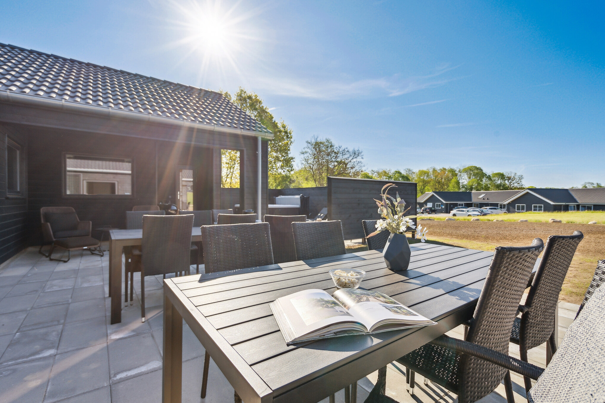 Luksushus nr. 657 har en deilig terrasse med gode hagemøbler til 20 personer.