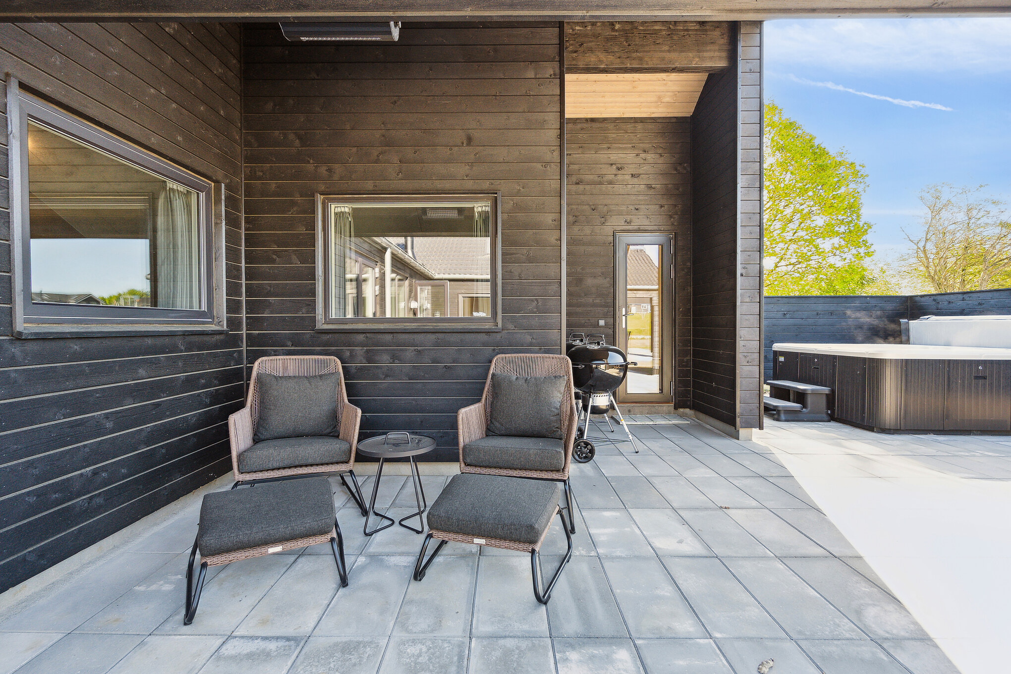 Nyt en grillkveld på terrassen i luksushus nr. 657 i Sydjylland