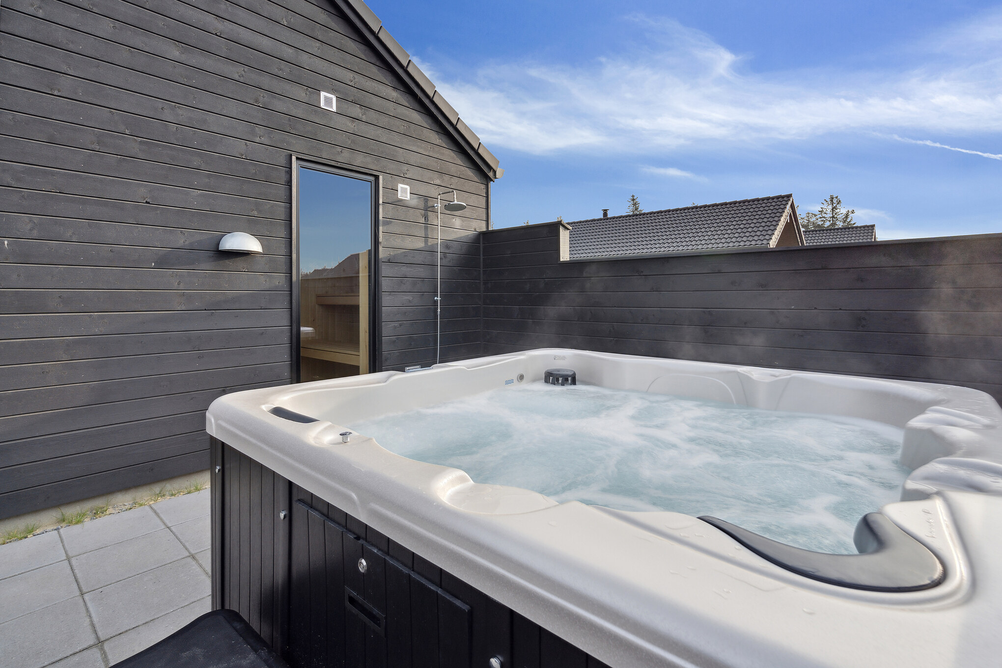 Nyt varmen i boblebadet i luksushus nr. 697 i Lolland/Falster/Møn