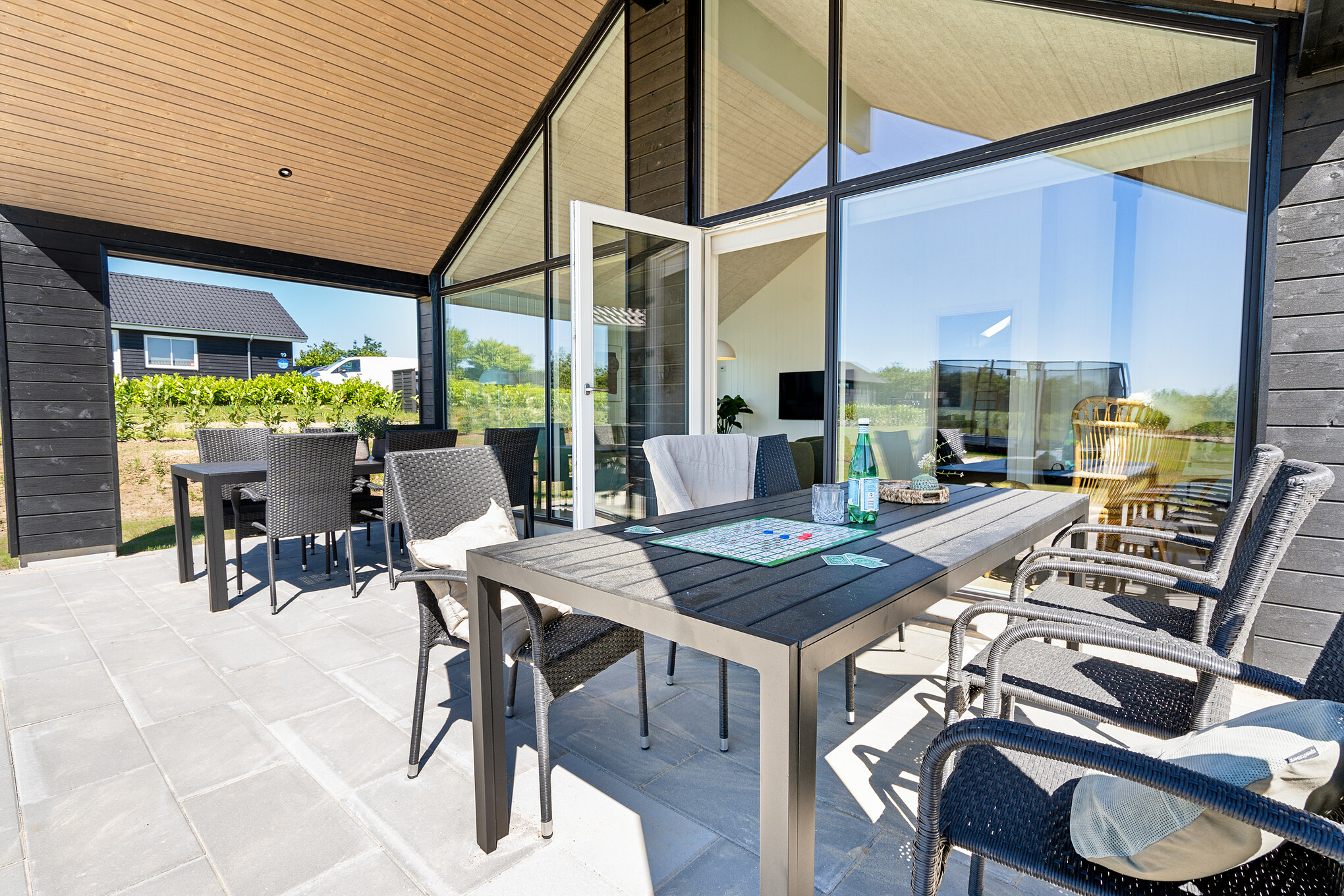 Luksushus nr. 697 har en deilig terrasse med gode hagemøbler til 20 personer.