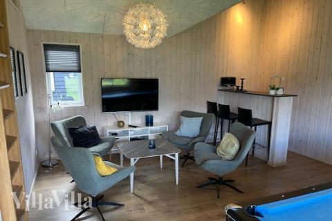 Luksushus nr. 377 til 18 personer tilbyr et stort aktivitetsrom med bl.a. biljard og dart