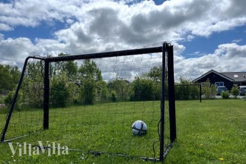 I det attraktive feriehuset nr. 377 i Nordsjælland finnes det mengder av utendørsaktiviteter, som leketårn og huskestativ.