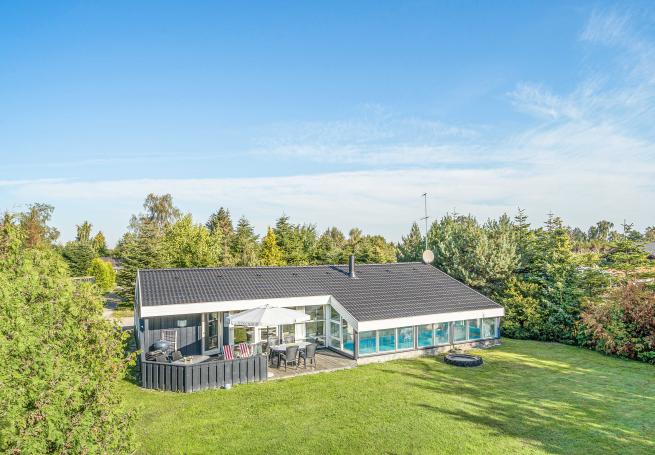 Dette lekre huset med svømmebasseng, nr. 689, med plass til 12 personer, ligger i Lolland/Falster/Møn