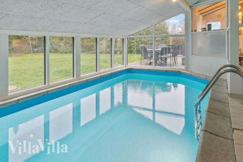 Feriehus 689 har et flott basseng med sklie, et stort innebygd boblebad og en badstue