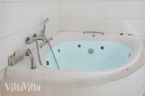 Ta en dukkert i bassenget i luksushus nr. 689 i Lolland/Falster/Møn.