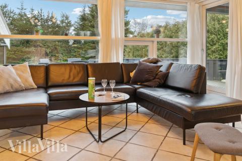 Sofaen i luksushus nr. 689 i Lolland/Falster/Møn er perfekt for å hygge seg med et brettspill eller se en film sammen.