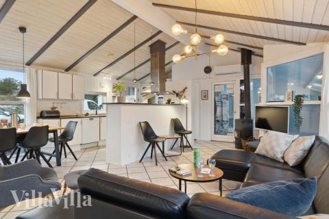 Det er god plass til hygge i feriehusets sofagruppe under oppholdet i luksushus nr. 689