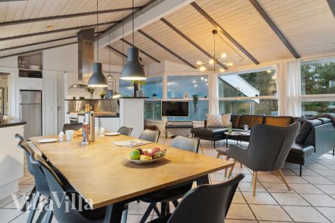 Det er plass til 10 personer i det store lyse oppholdsrommet i luksushus nr. 689.