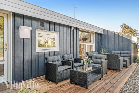 Nyt en grillkveld på terrassen i luksushus nr. 689 i Lolland/Falster/Møn