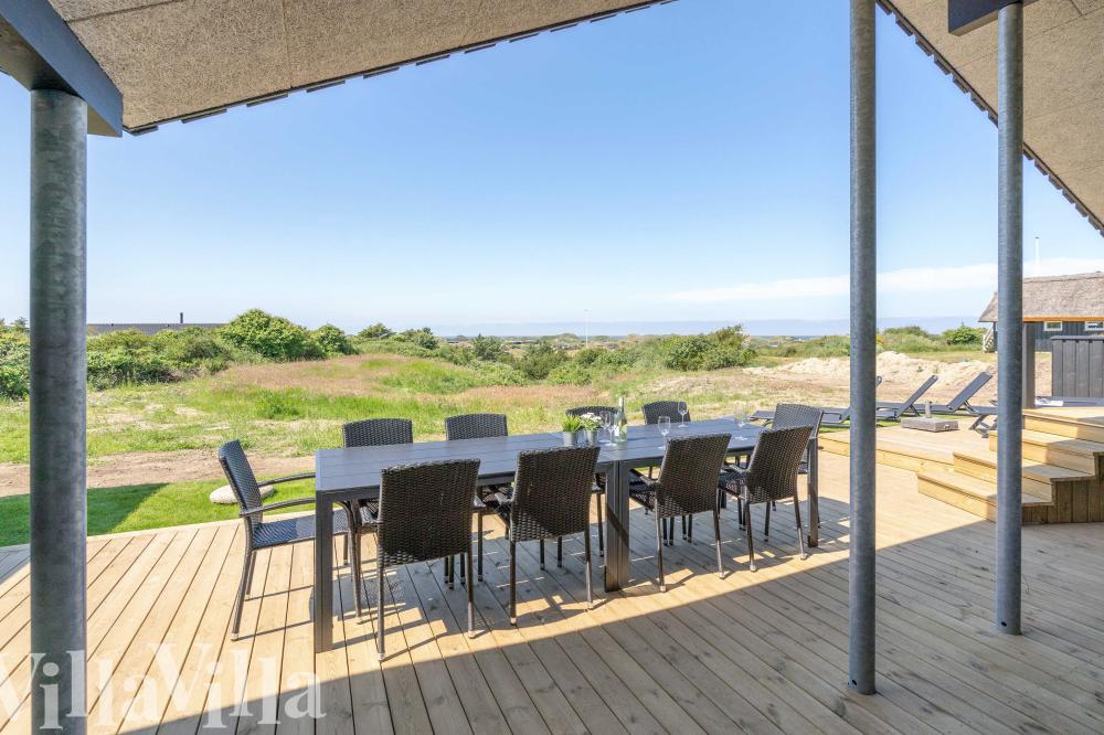 Luksushus nr. 909 har en deilig terrasse med gode hagemøbler til 12 personer.