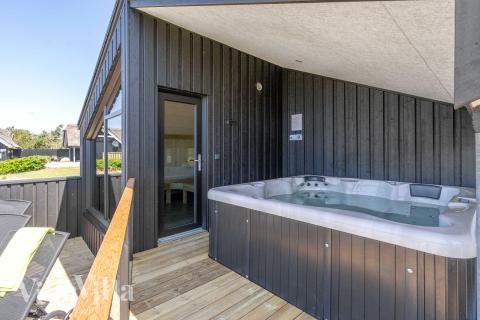 Nyt varmen i boblebadet i luksushus nr. 909 i Nordjylland