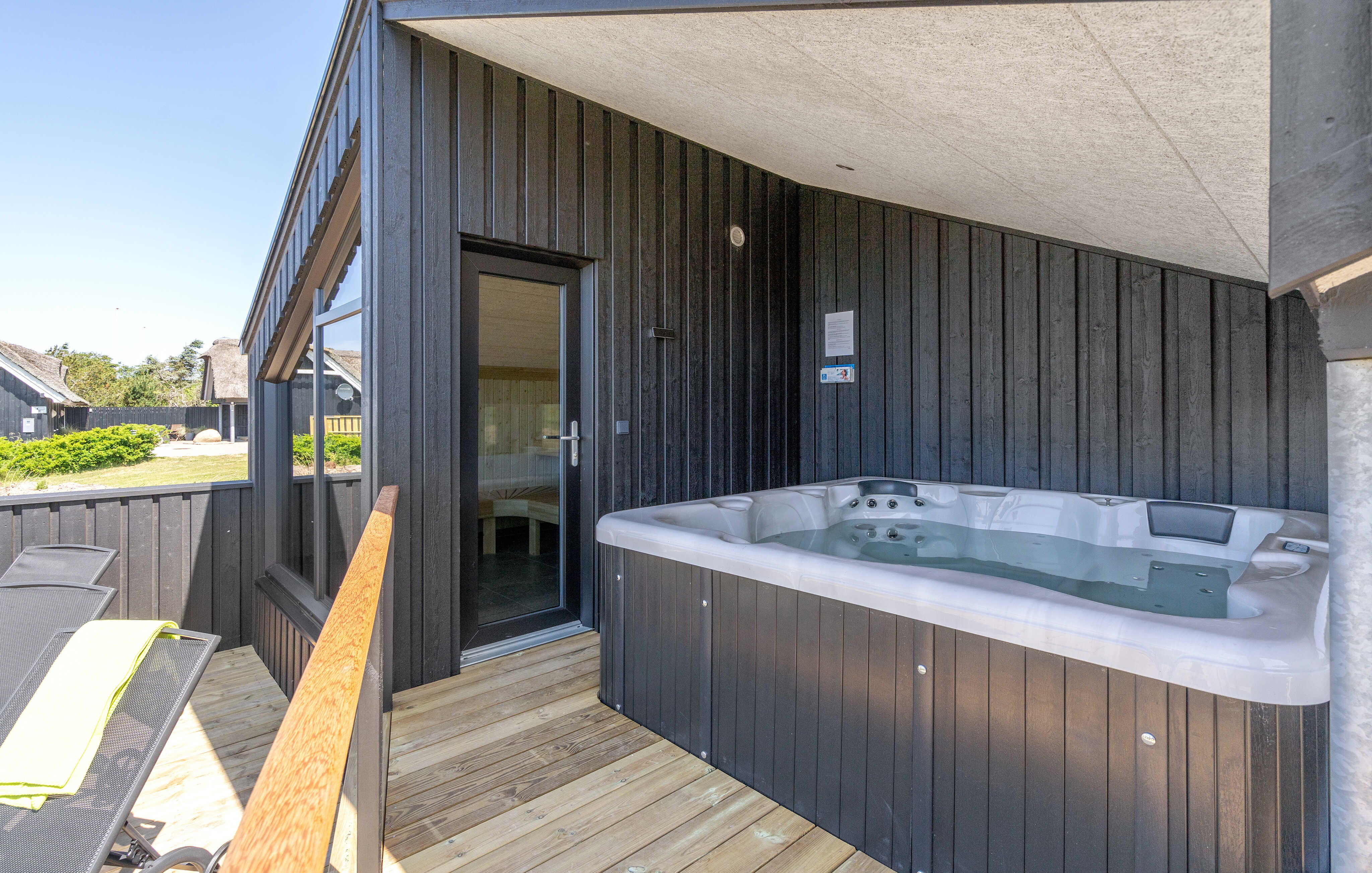 Nyt varmen i boblebadet i luksushus nr. 909 i Nordjylland