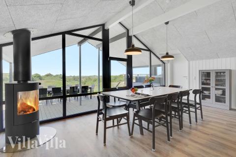 Det er plass til 12 personer i det store lyse oppholdsrommet i luksushus nr. 909.