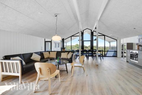 Sofaen i luksushus nr. 909 i Nordjylland er perfekt for å hygge seg med et brettspill eller se en film sammen.